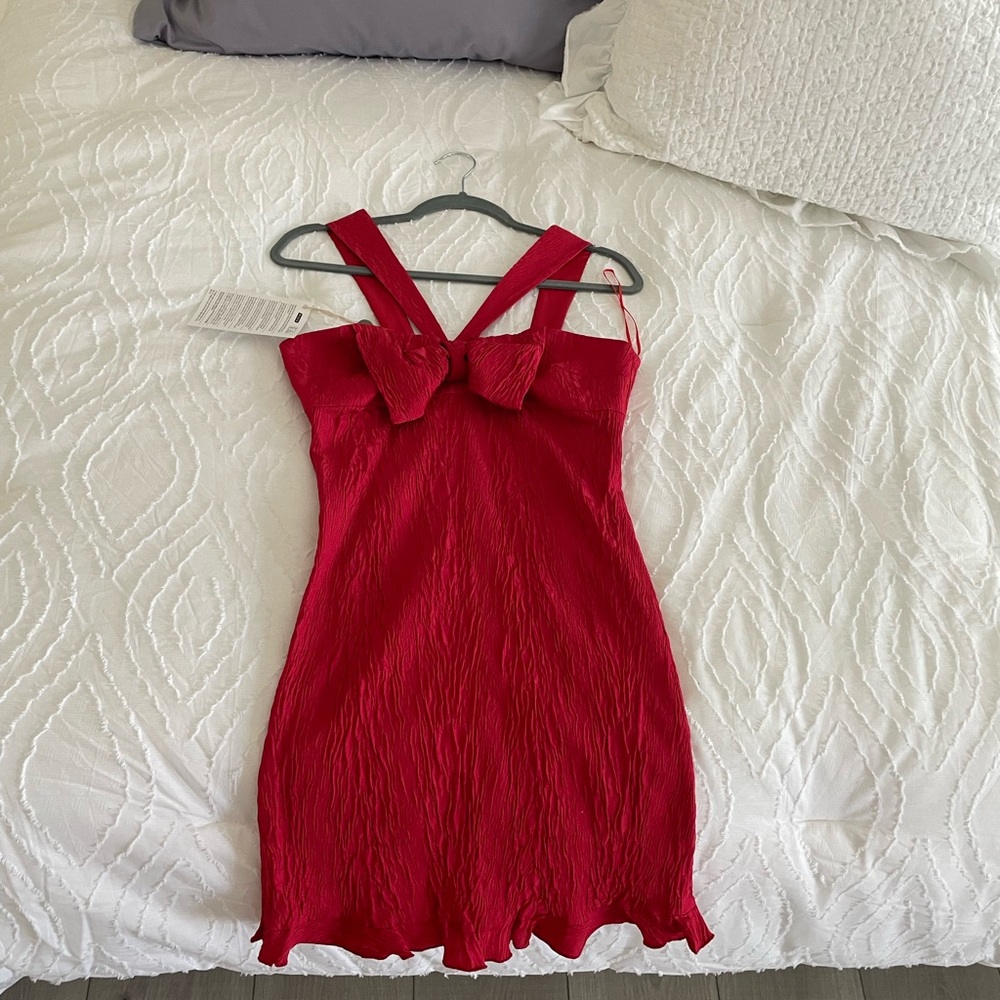 Beautiful dress new never worn. From yoox